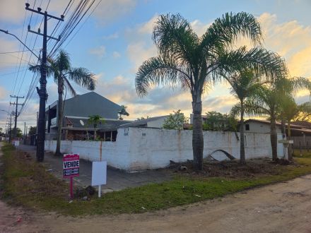 Ref.: T-067 Meio lote na avenida Mal. Floriano Peixoto em Itapoá -SC